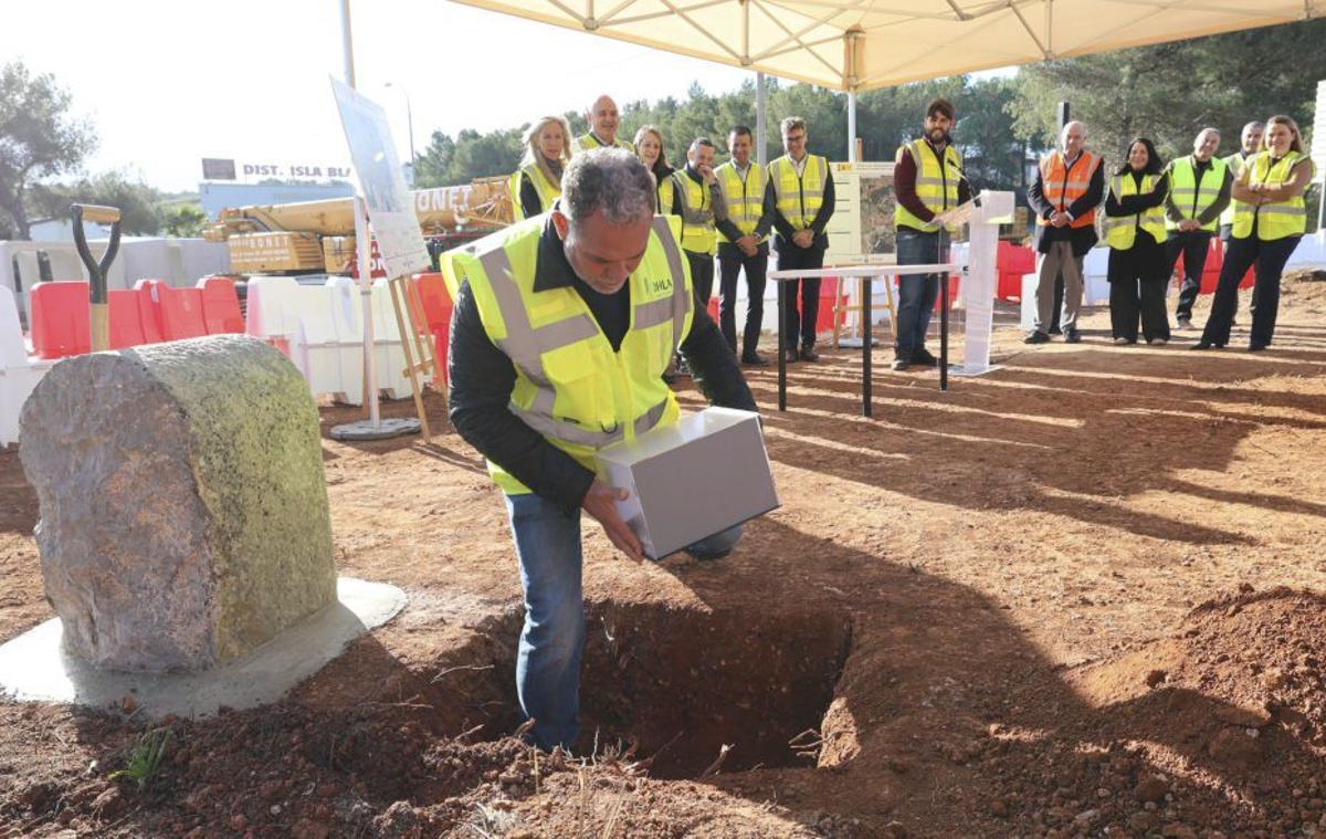 Primera piedra de la rotonda de los Cazadores. | J.A. RIERA