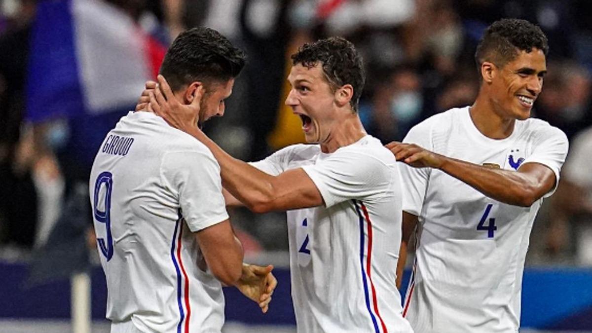 Benjamin Pavard celebra un gol con Giroud y Varane