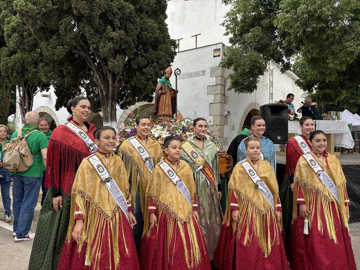 la reina de las fiestas, Marina Jiménez, y la corte de honor acompañaron a la asociación Amics de Sant Gregori portando la talla.