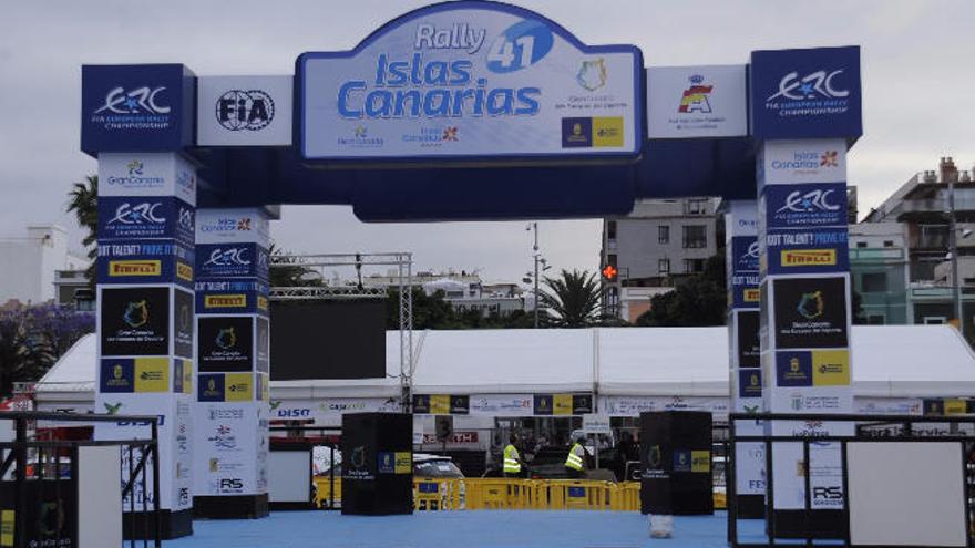 El podio se preparó ayer para la ceremonia de salida de hoy.