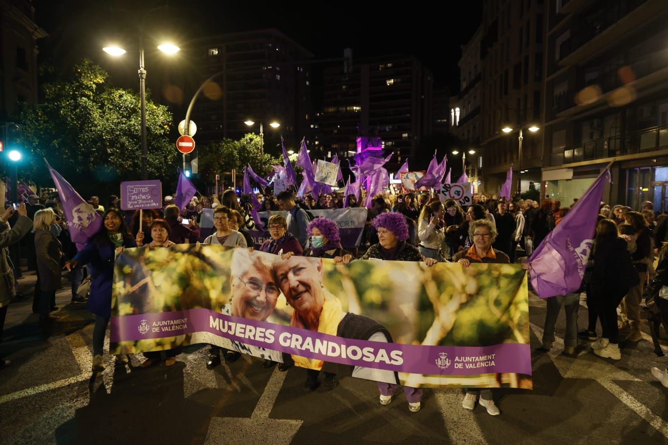 València se tiñe de morado en la lucha contra la violencia machista