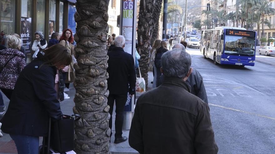 Tranquilidad el primer día de huelga de los autobuses azules de Alicante