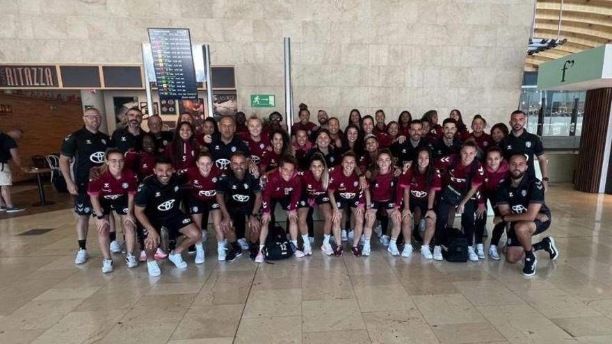 El primer equipo y el filial coincidieron ayer en el aeropuerto.