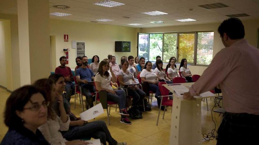 El jurado y los asistentes escuchan la exposición de uno de los proyectos.