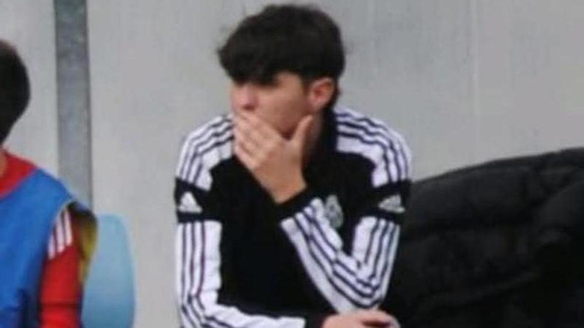 Álex, en el banquillo durante un partido.