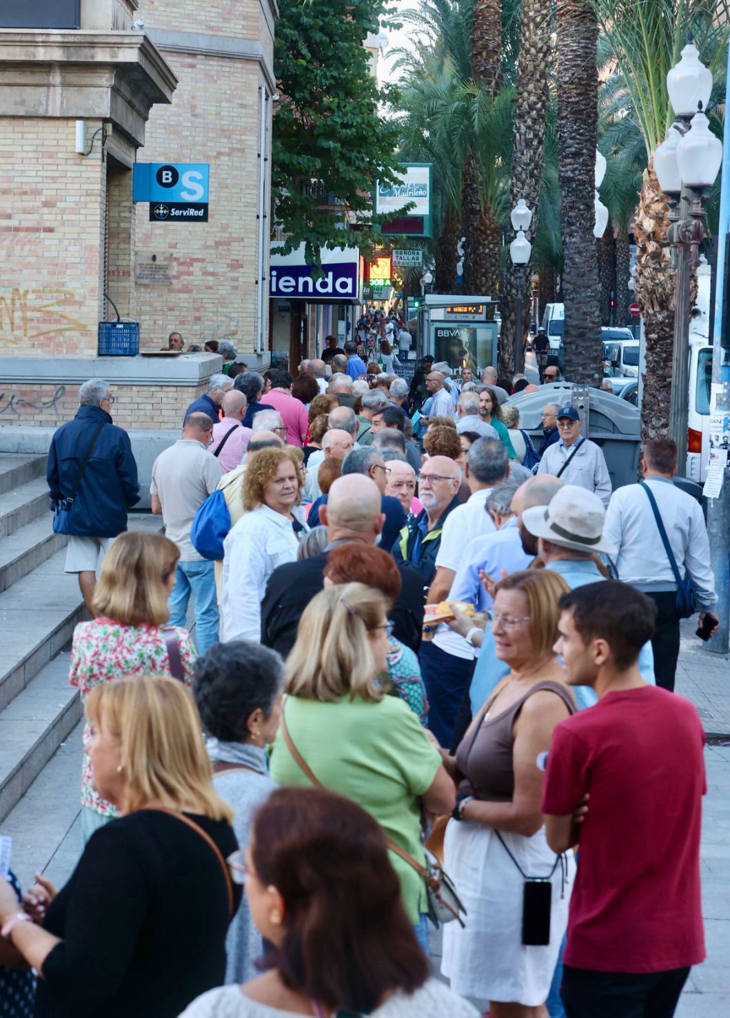 Colas de mayores de 65 años para adquirir el Bono Comercio