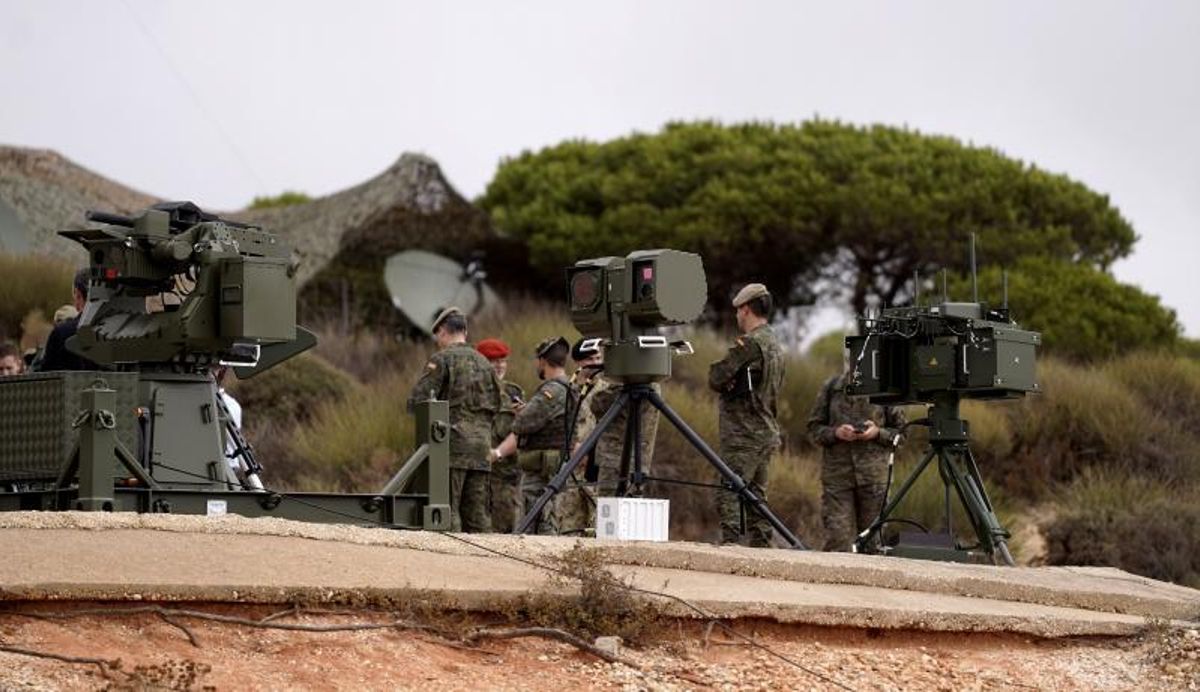 Some soldiers, with the machines of the Aracne anti-drone system, made up of products from various Spanish companies.