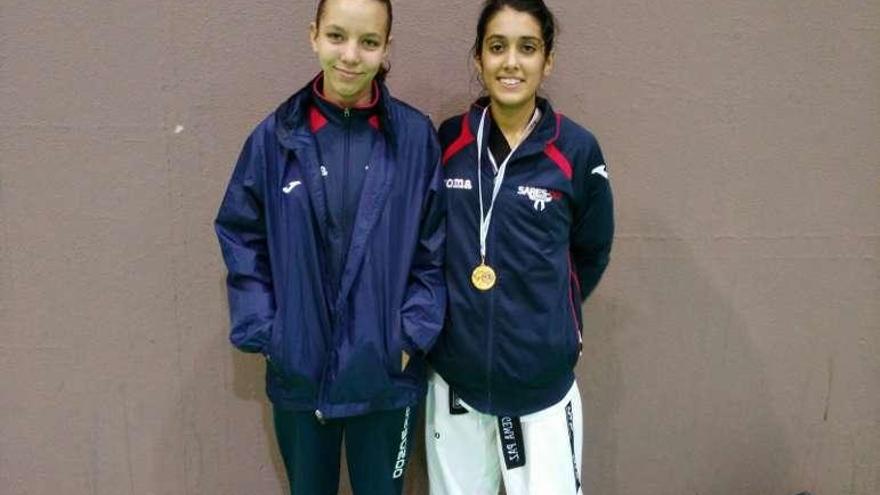 Lidia Outeiral (izq.) y Gema Paz (dcha.) tras el torneo. // Sares TKD