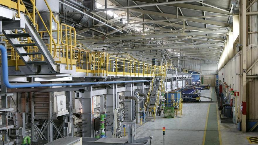 La obra del nuevo horno de Saint-Gobain en Avilés comenzará con el "sangrado" del actual: recuperar el calcín, "el oro líquido", clave
