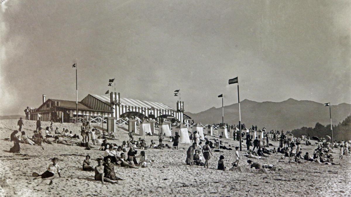 La vestimenta de baño en la playa de Samil en 1940 cumplía con las pautas de decencia que imponía el régimen franquista.