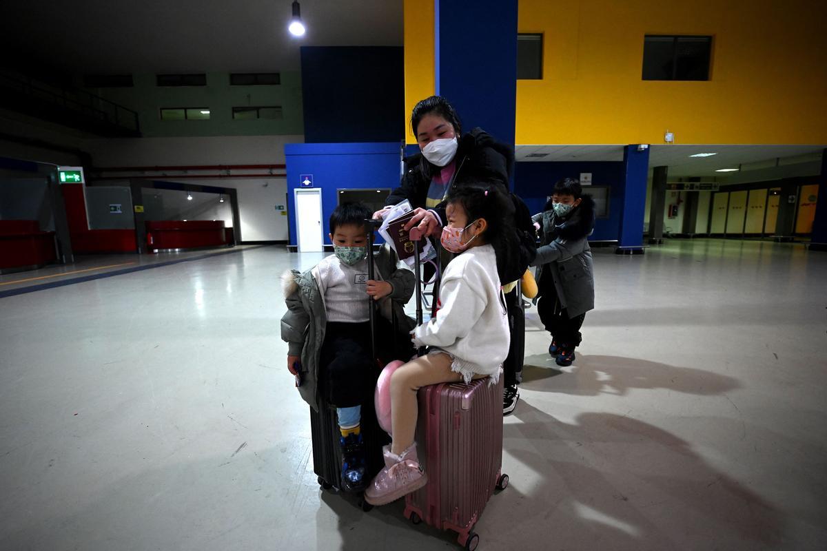 Controles y test covid en el aeropuerto internacional de Fiumicino, en Roma, para los pasajeros procedentes de China.