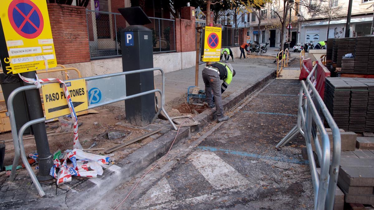 Obras de renovación una acera de la ciudad.