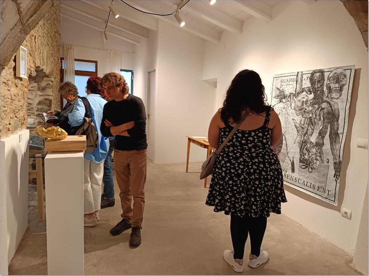 La inauguració de 'Zona incerta', dissabte passat a Palau-saverdera, va reunir molt de públic interessat.