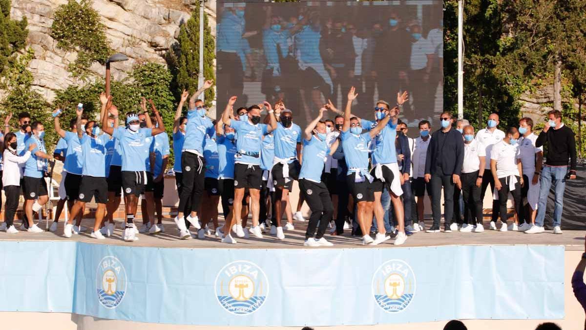 Imágenes de la celebración en casa de la UD Ibiza