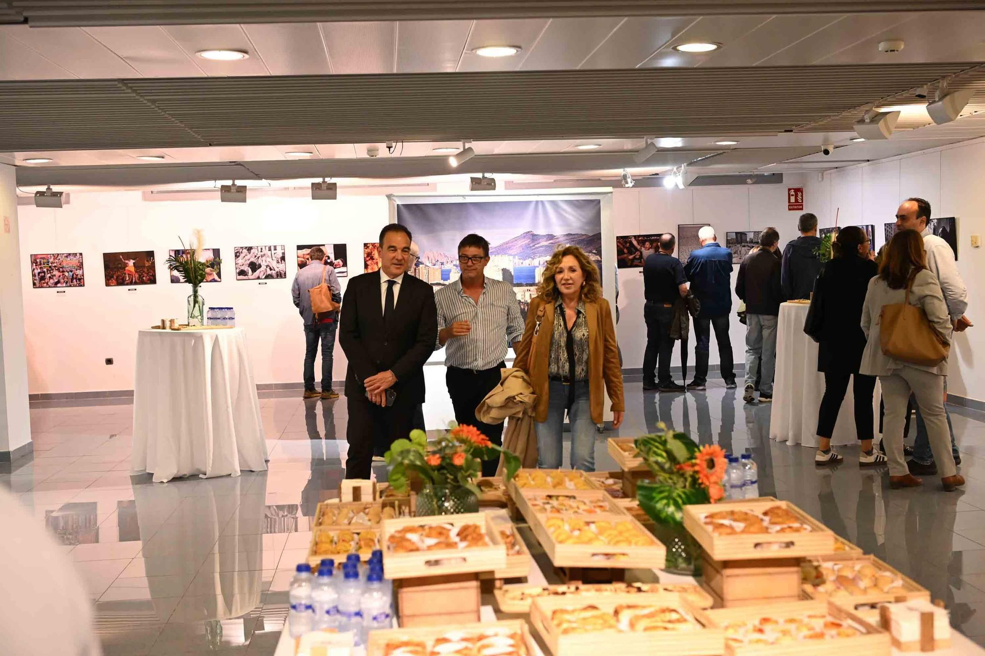 lleno total en la inauguración de INFotoperiodistas 2024,. un año de fotografía de prensa en Alicante