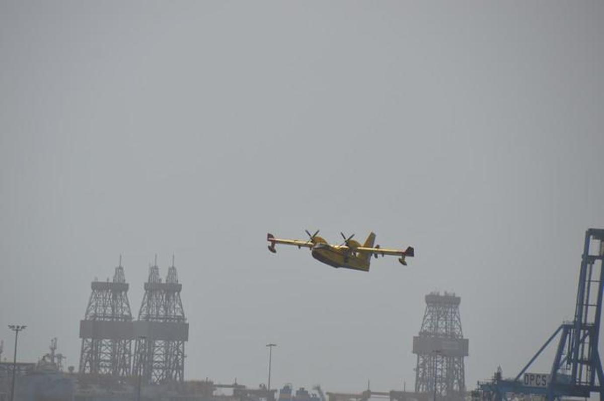 Los hidroaviones cargan agua en el Puerto de Las Palmas - Incendio Gran Canaria 2019