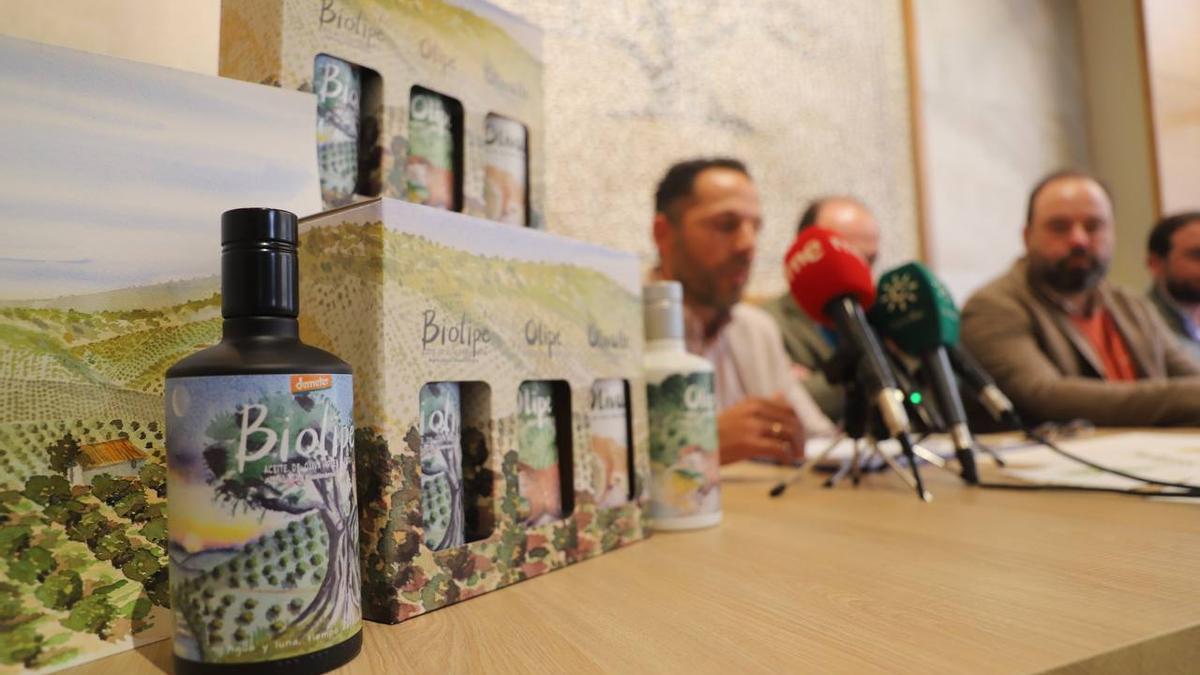 Presentación del balance de campaña de Olipe en la tienda de Covap en Córdoba; en primer plano, los tres aceites con su nuevo envase.