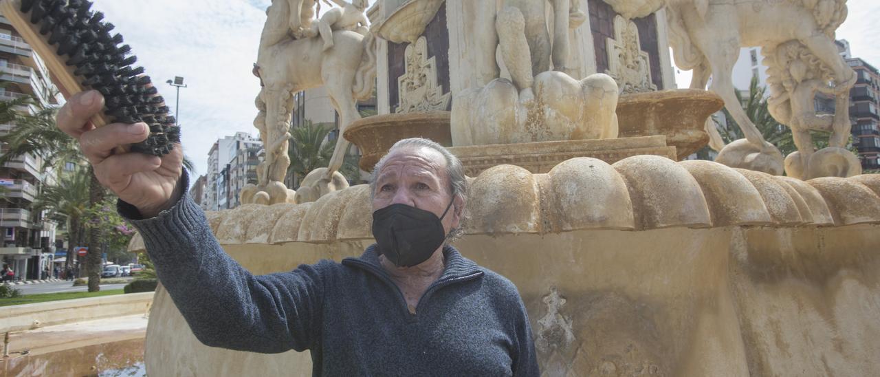 El escultor que limpia la fuente de Luceros con un cepillo, José Blasco