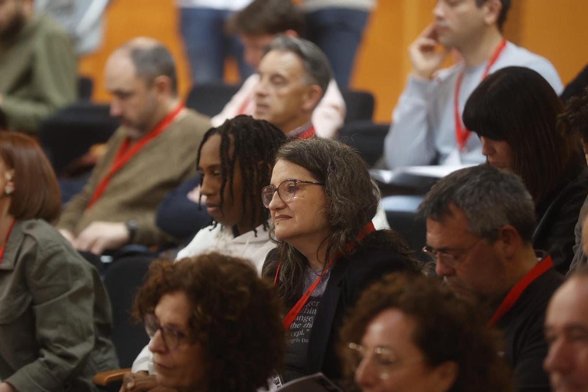 Oltra reaparece entre aplausos en el congreso de su partido tras la apertura de juicio oral
