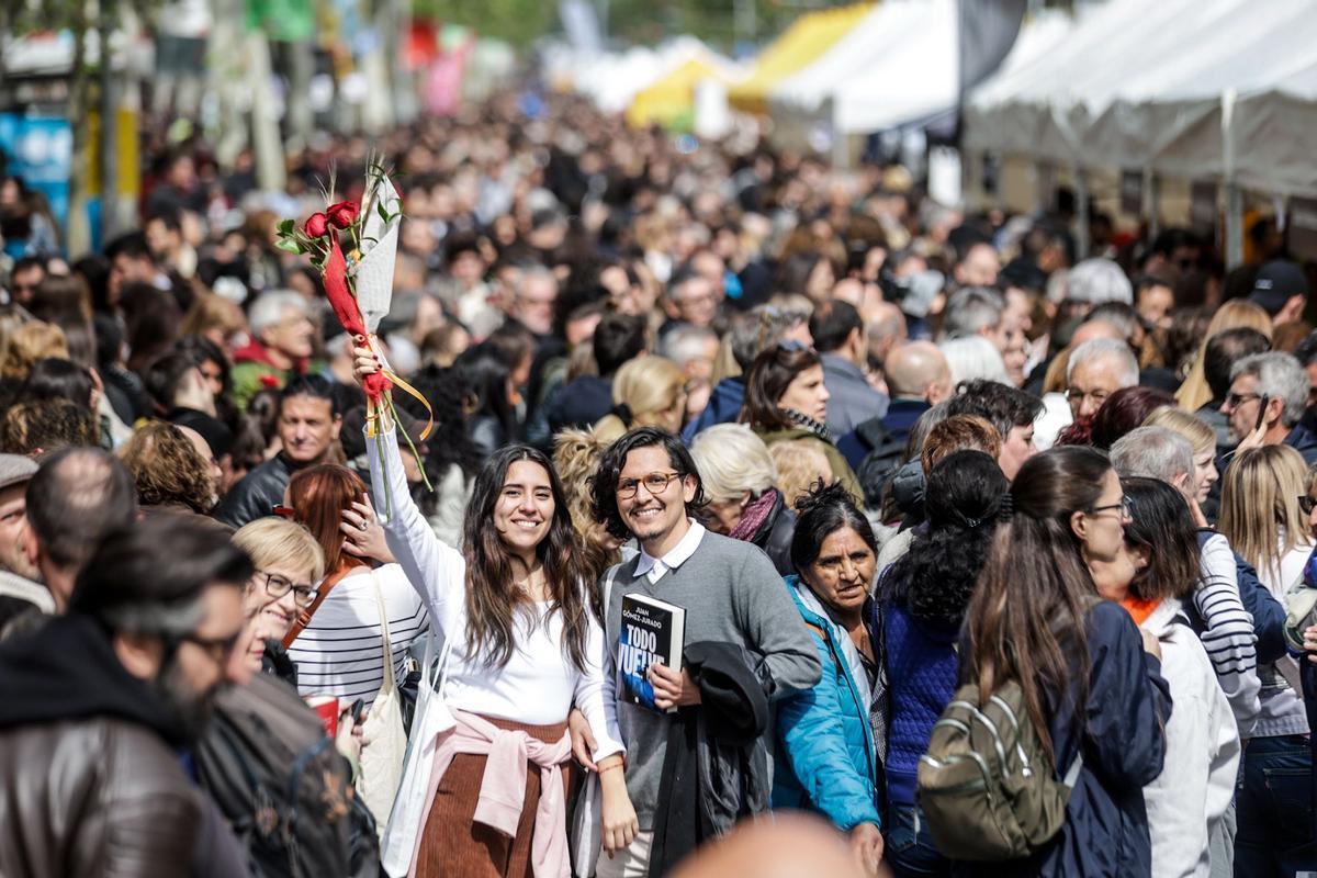 Una pareja con una rosa, en el paseo de Gràcia de Barcelona