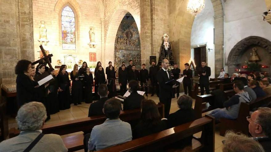 La actuación del coro &quot;CantArte&quot;, ayer, en San Nicolás de Bari.