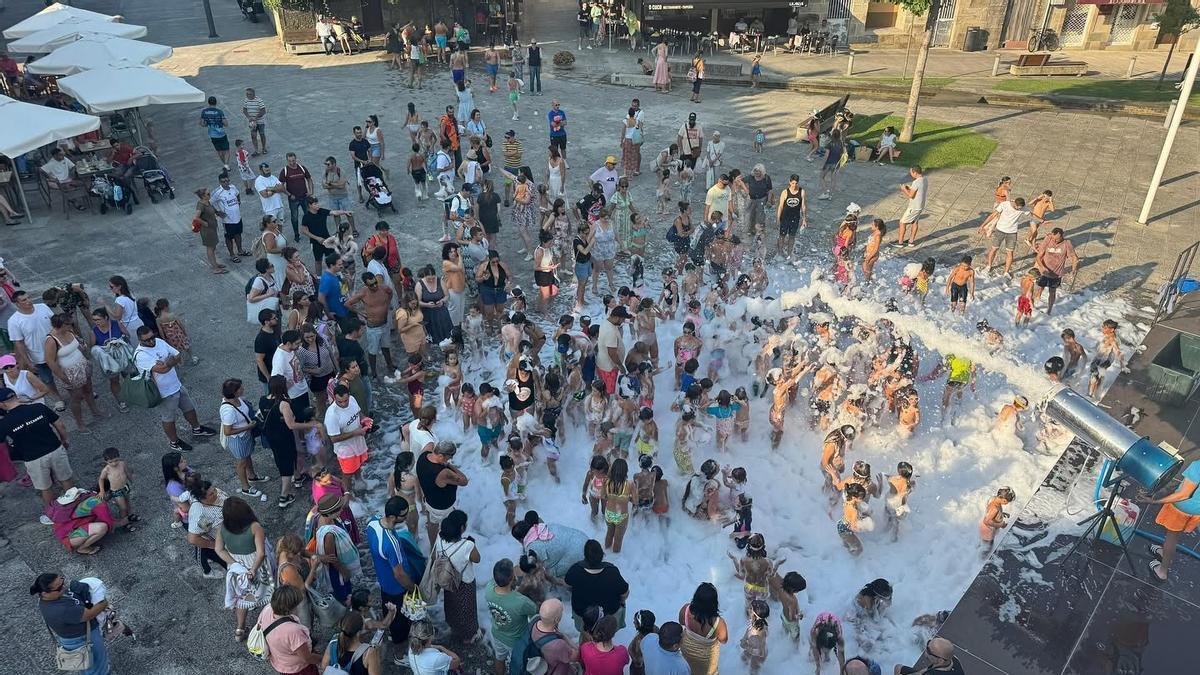 La fiesta de la espuma del año pasado en la Praza da Paradela de Gondomar.