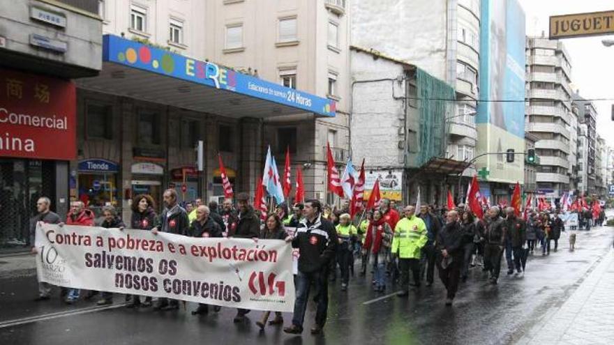 Arriba, manifestación de la CIG, en el Día da Clase Obreira Galega. Abajo, UGT y CC OO se manifiestan contra la política de austeridad y recortes.  // J. Regal