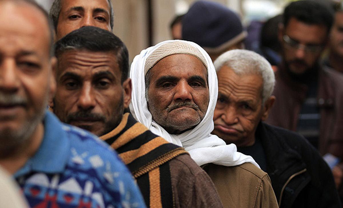 Un grup de votants egipcis esperen el seu torn en fila, davant d’un col·legi electoral a Assuit, Egipte.