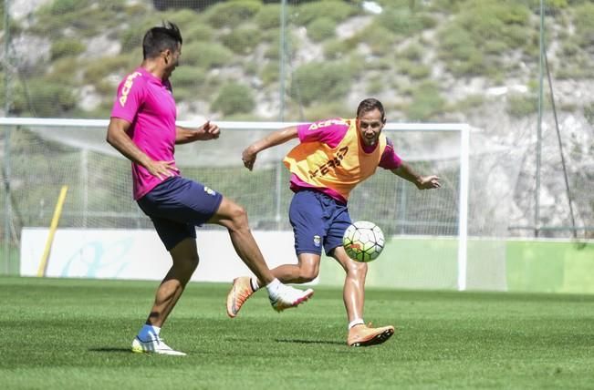 Entrenamiento de la UD Las Palmas en Barranco ...