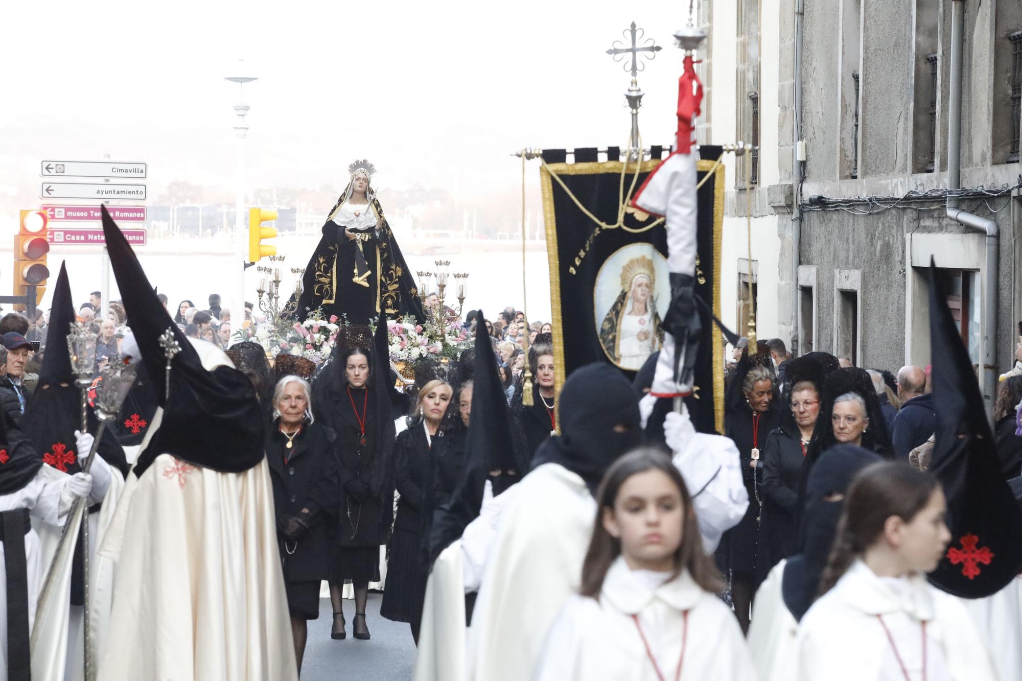 En imágenes: Procesión del Santo Entierro del Viernes Santo en Gijón