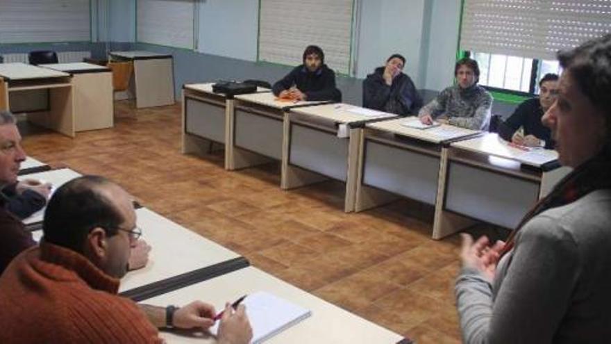 Batán en el aula del curso de técnicas forestales, que se imparte en el centro ocupacional.