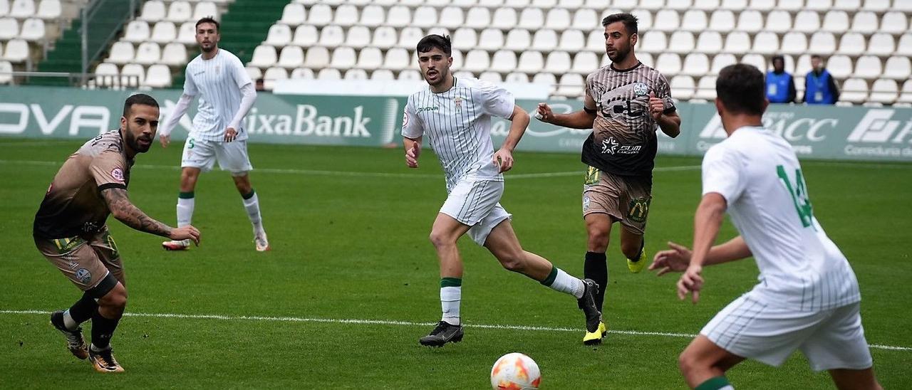 Lance del pasado derbi entre el Córdoba CF B y el Ciudad de Lucena, en El Arcángel.