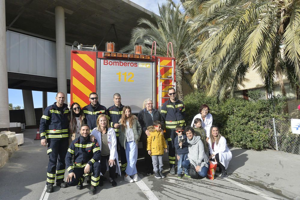 Los bomberos visitan la unidad de Pediatría del Hospital General de Elche.