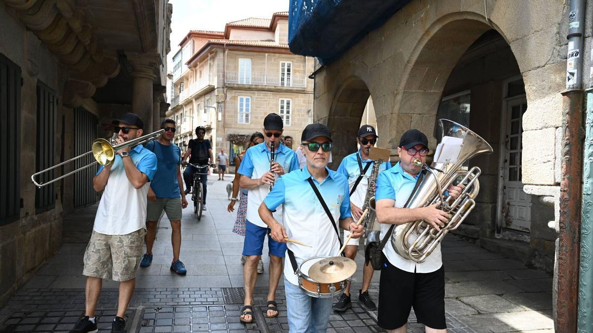 La Brass Atlantic recorre a diario la Boa Vila con sus pasacalles para que el ambiente no decaiga.