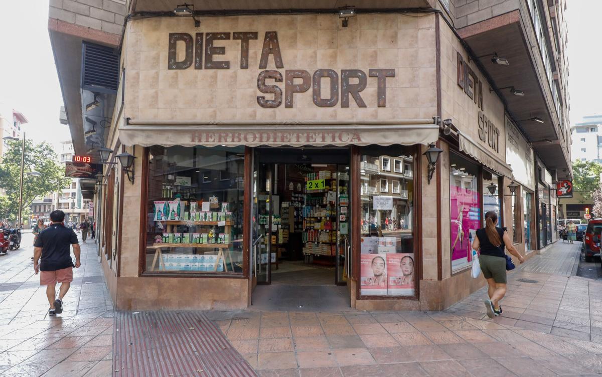 En imágenes | Una de las primeras herboristerías de Zaragoza se despide de su histórica tienda en el centro
