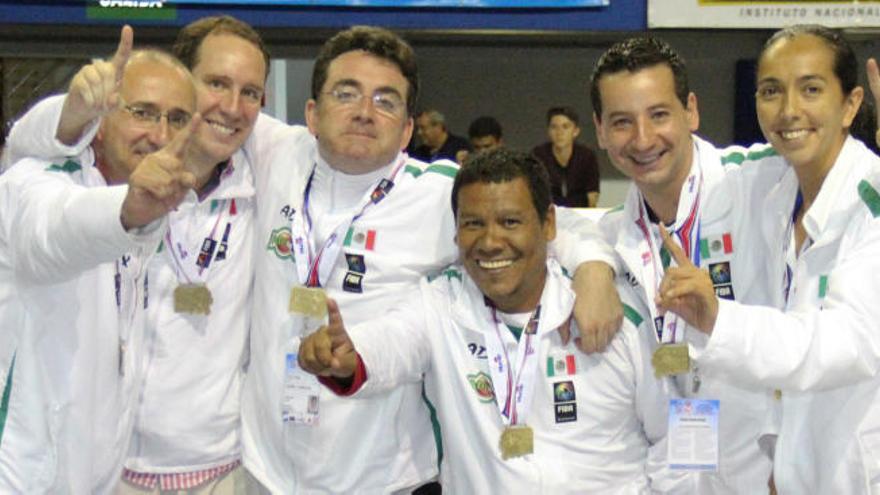 Ángel Fernández, el primero por la izquierda, celebrando el oro.