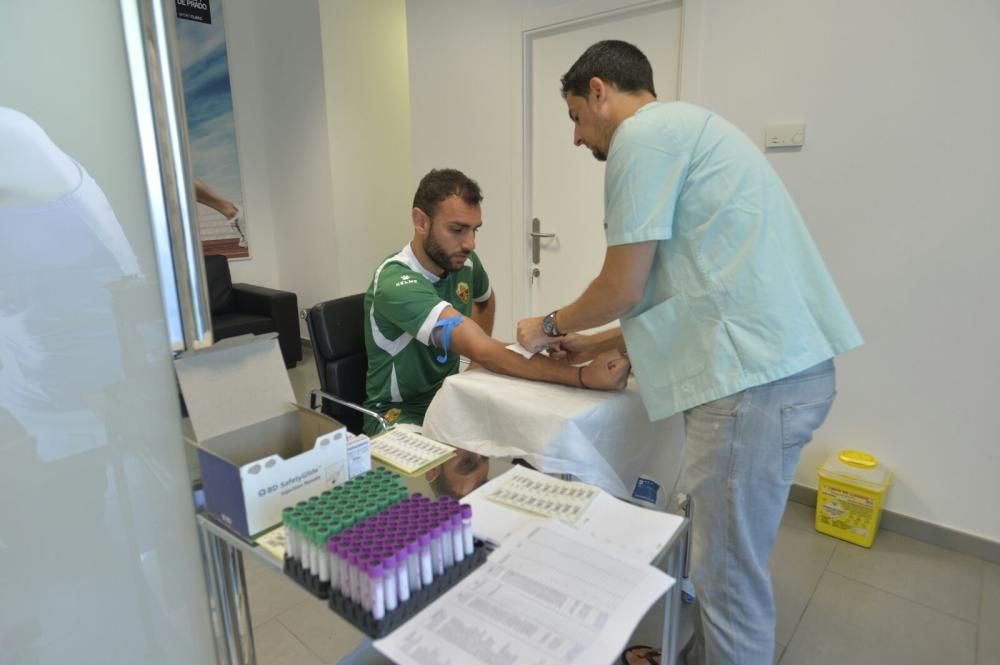 La plantilla del Elche pasa los reconocimientos médicos como inicio de la pretemporada