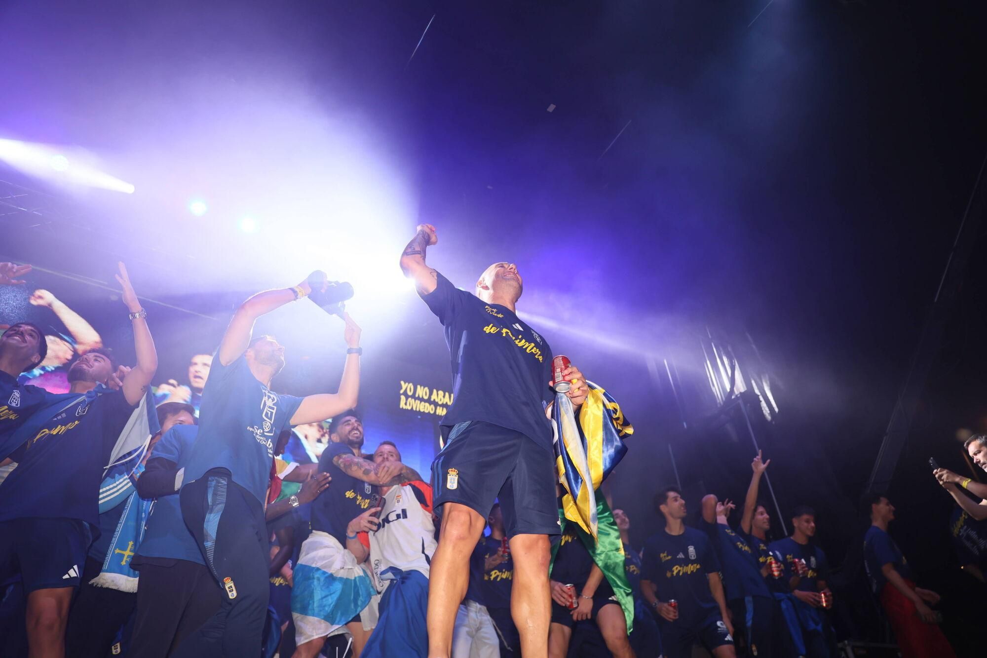 Así se celebró el ascenso del Oviedo a Primera: la afición estalla en una noche histórica