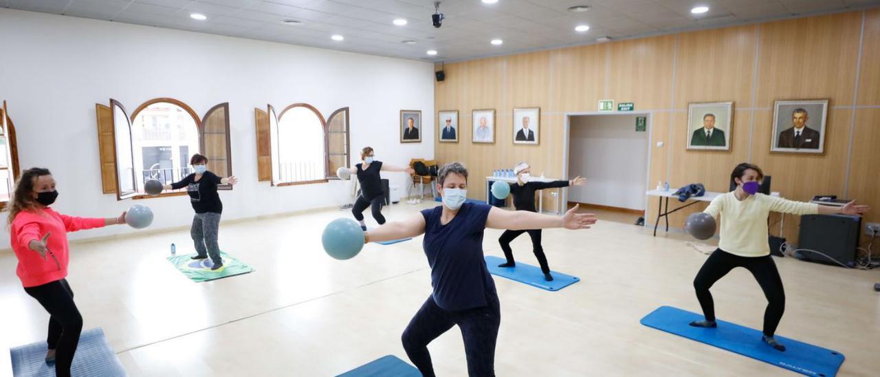 Un momento, ayer, del taller de pilates en Sant Josep Contra el Cáncer. | JUAN A. RIERA