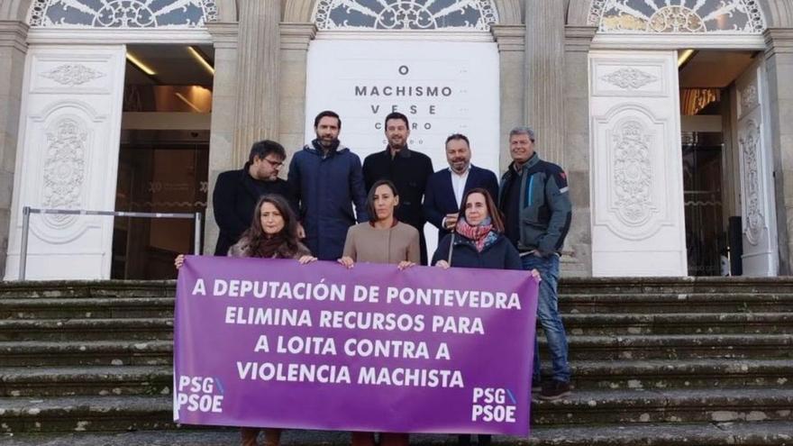 El grupo socialista, ayer, ante el Pazo Provincial. | FdV