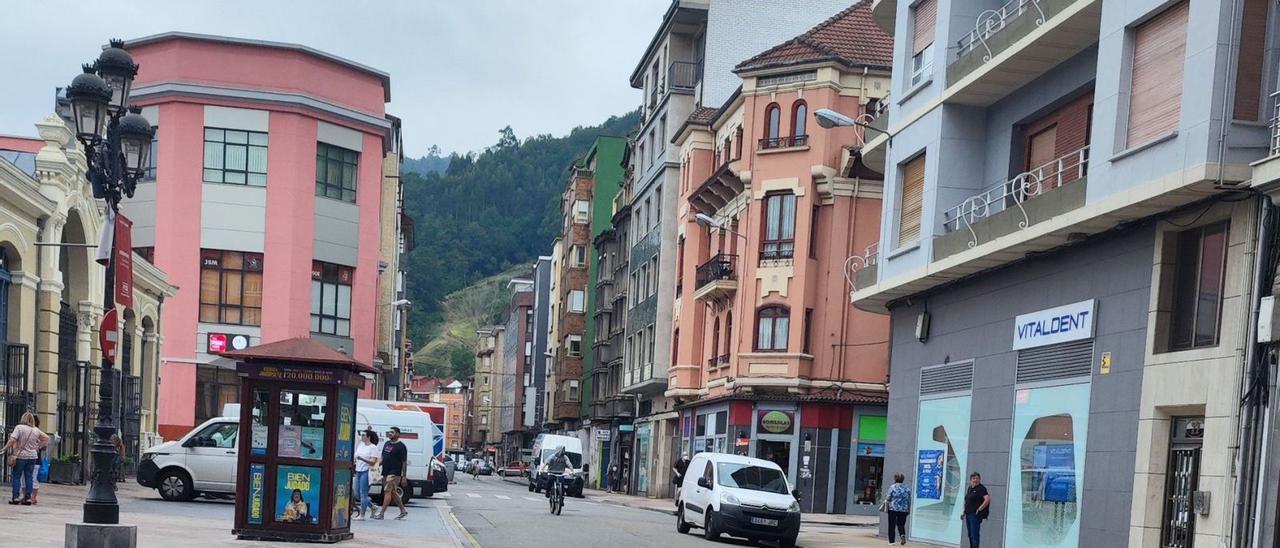 La calle Doce de Octubre, en Mieres, en el entorno de la plaza de Abastos. | A. Velasco