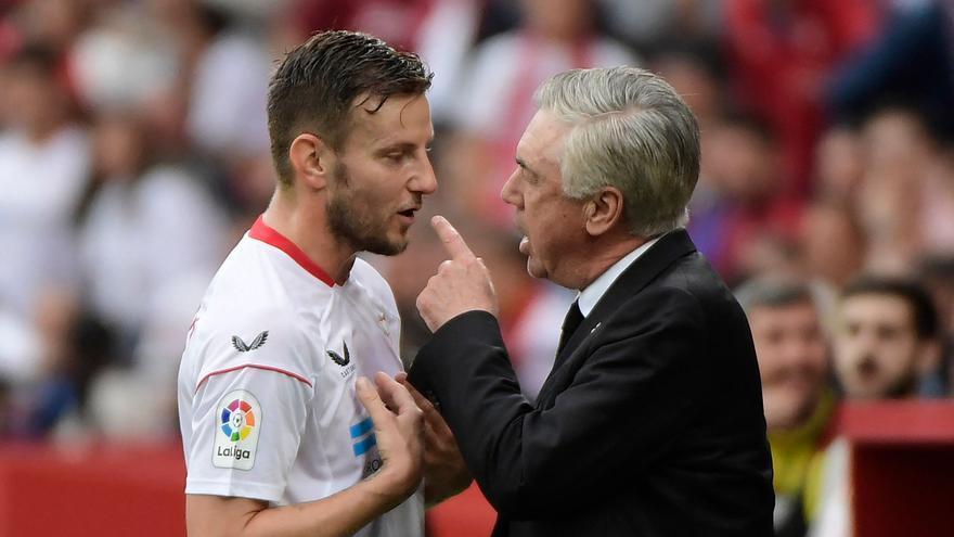 Carlo Ancelotti, entrenador del Real Madrid, discute con Ivan Rakitic, del Sevilla.