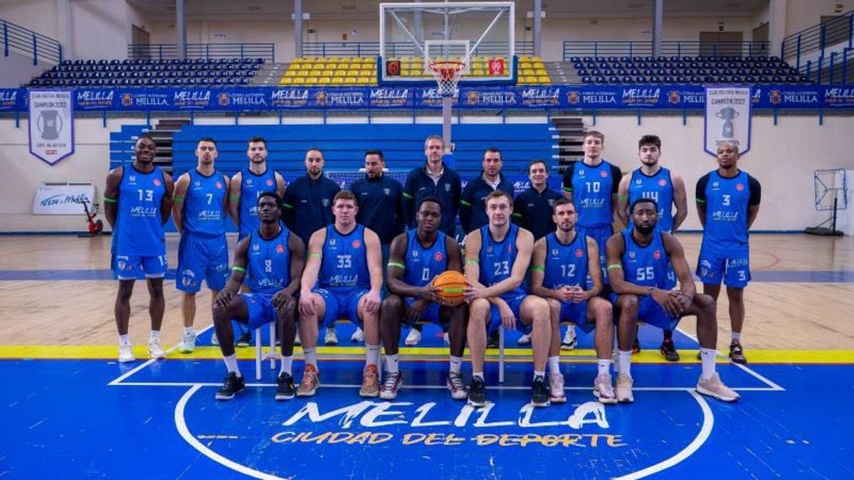 Ndiaye, primero izquierda sentado con el número 8, con la plantilla del Melilla.