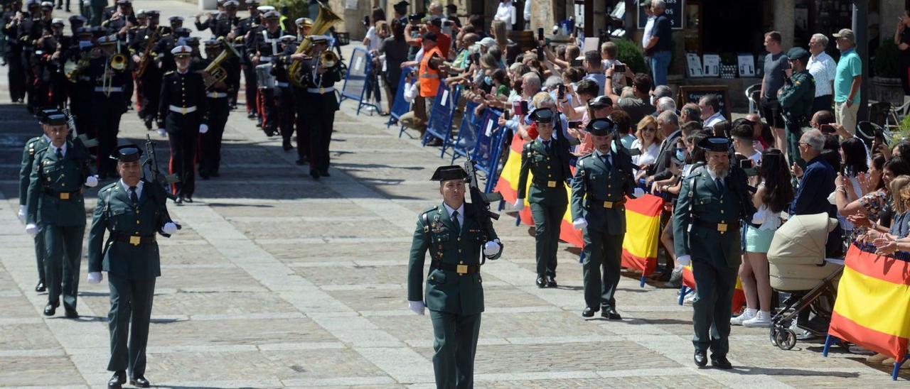 Un momento del vistoso desfile que cerró el acto.   | // NOÉ PARGA