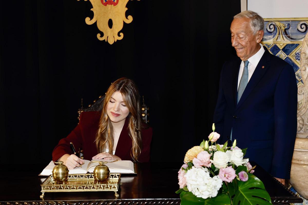 Sofía de Borbón, firmando en el Libro de Honor de Portugal ante Marcelo Rebelo de Sousa.