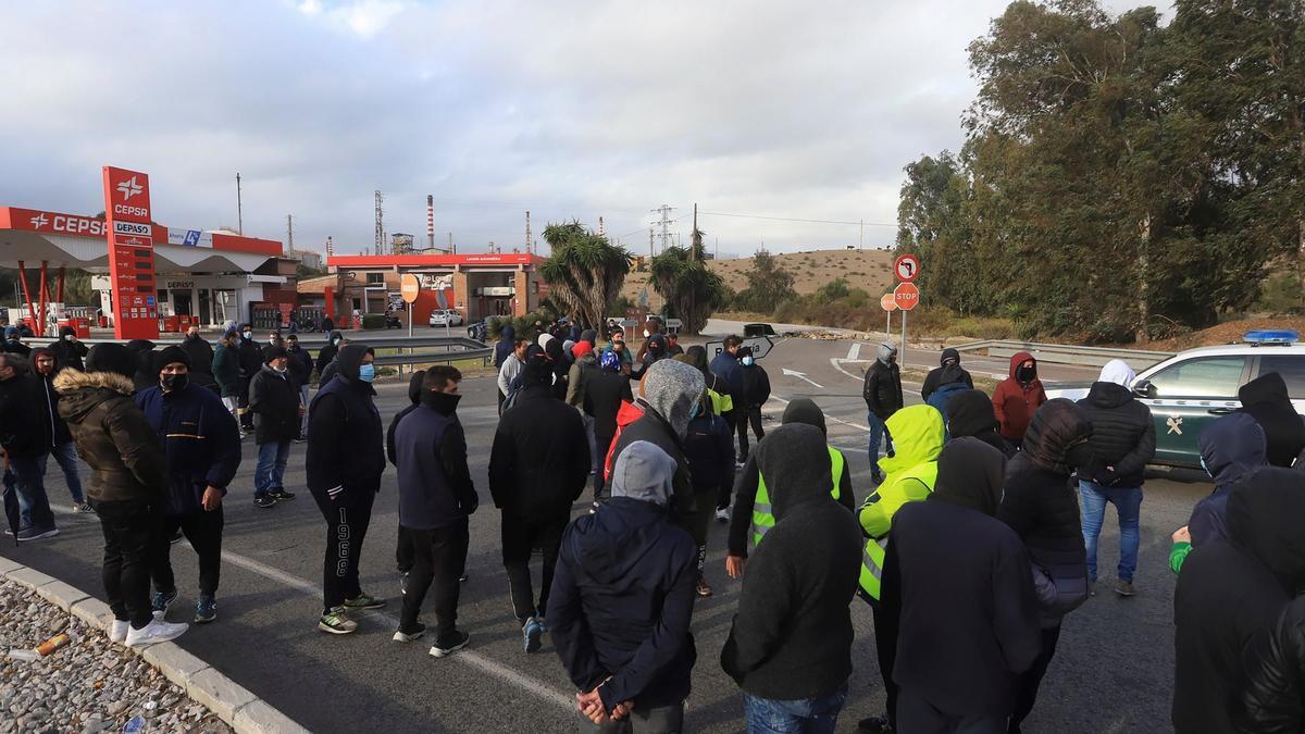 Enfrentamientos entre la policía y los trabajadores en la protesta del metal en Cádiz