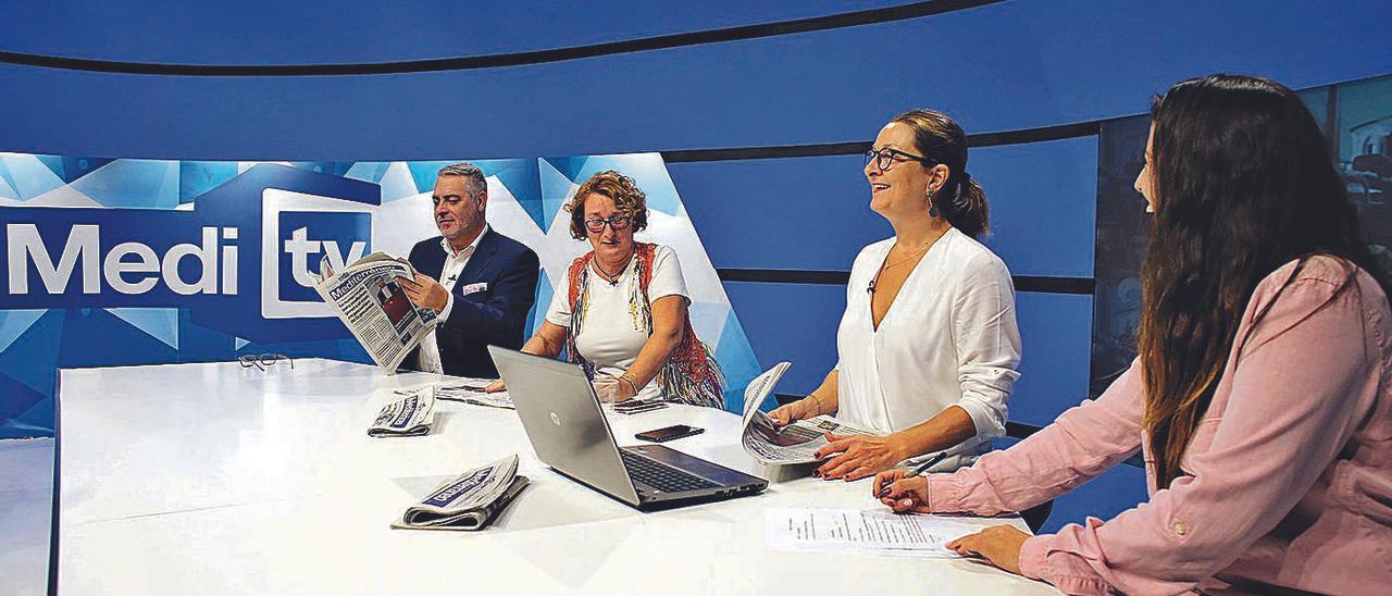 Las presentadoras y colaboradores de ‘La Panderola’ vuelven hoy a realizar el programa desde el plató de Medi TV.  | MEDI TV