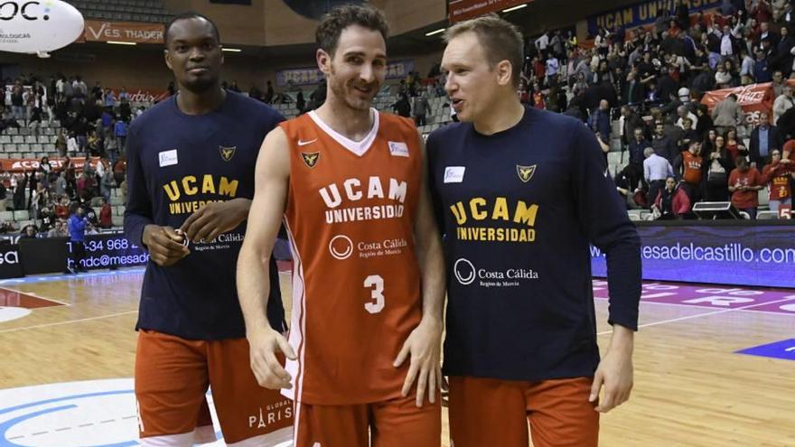 Tumba, Urtasun y Oleson, tras una victoria en el Palacio.