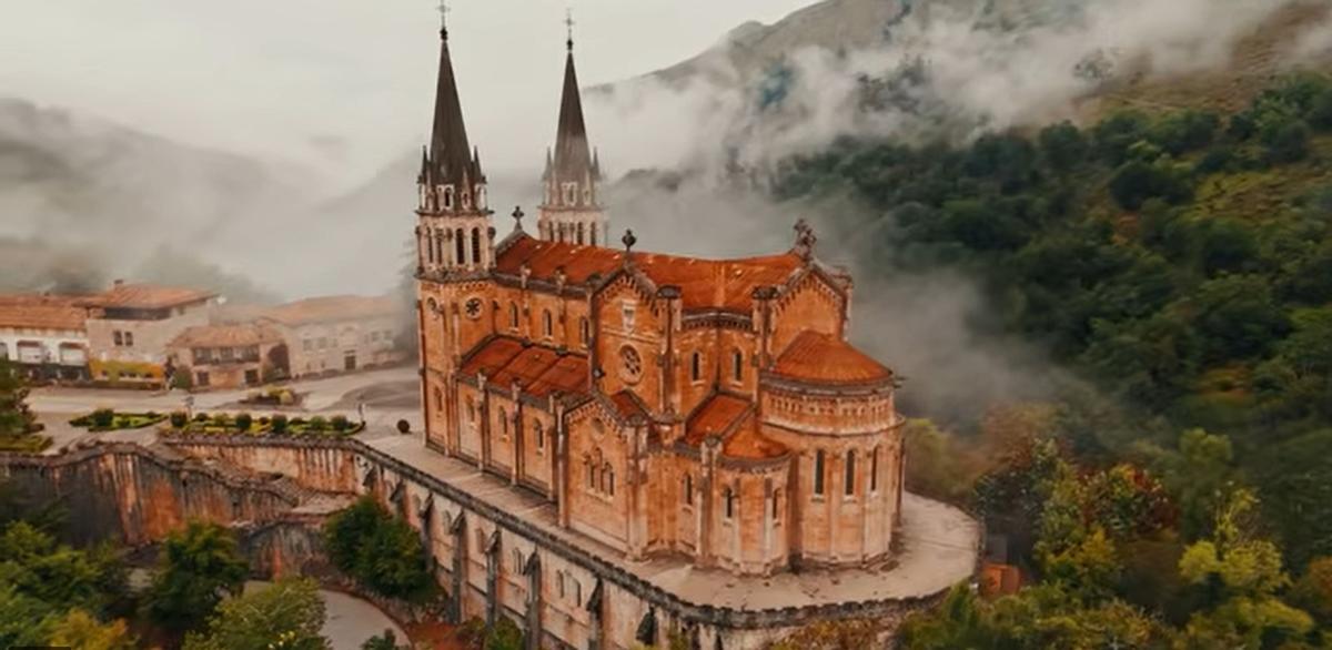 La basílica de Santa María la Real de Covadonga en el video de "Feuerschwanz".