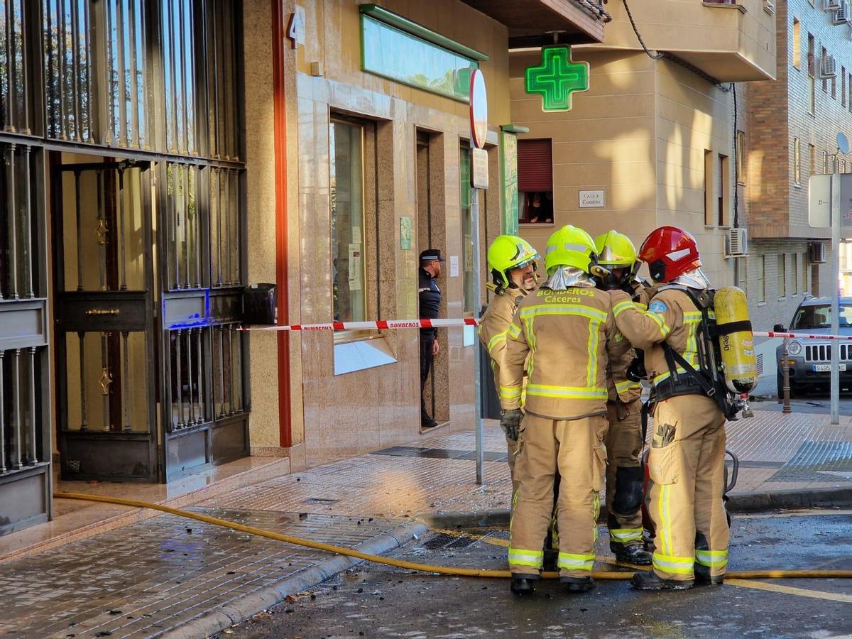 Los bomberos trabajando.